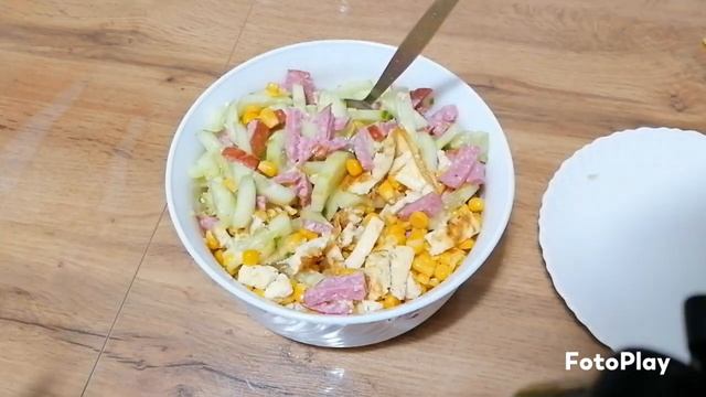 Ну очень вкусный салатик с жареным яйцом. смотреть онлайн