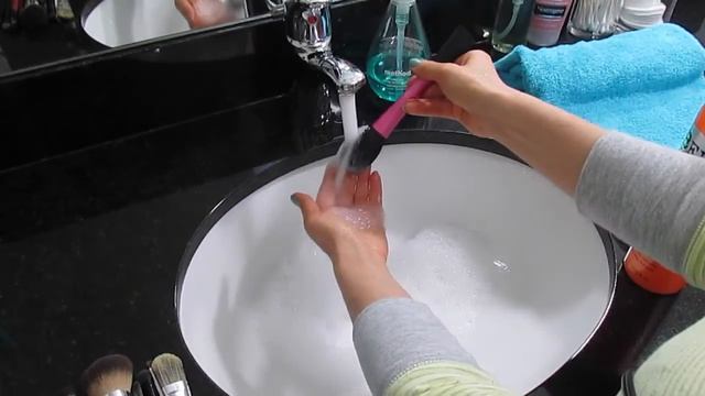 Как правильно мыть кисти для макияжа/ How to clean make up brushes смотреть онлайн