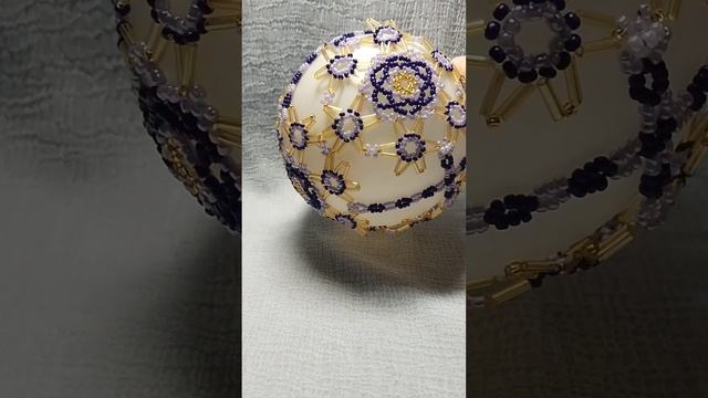 "Золотые снежинки",шар ёлочный,оплетение стеклярусом и бисером#бисер #ёлка #зима #шары смотреть онлайн