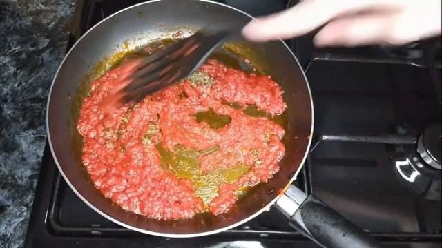МОРСКОЙ ОКУНЬ ЗАПЕЧЕННЫЙ В ДУХОВКЕ В ТОМАТНОМ СОУСЕ С ГОРЧИЦЕЙ И ОВОЩАМИ смотреть онлайн