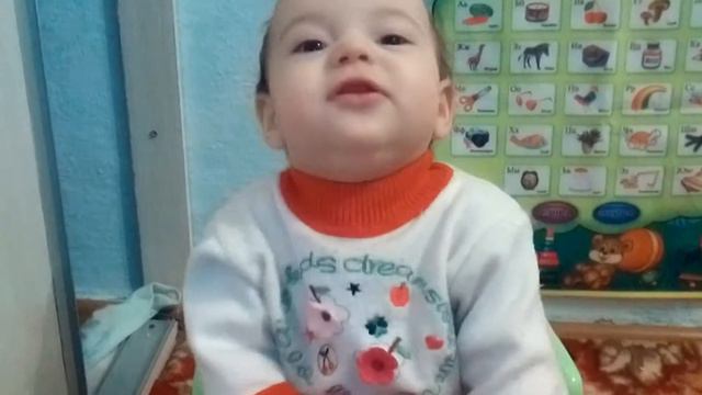 Малышка чихает!!Очень смешно!!!! смотреть онлайн
