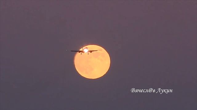 Заход на посадку на фоне восходящей луны. смотреть онлайн