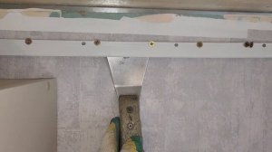 От шкафа до потолка 3см. Лайфхак установки натяжного потолка с трудным доступом