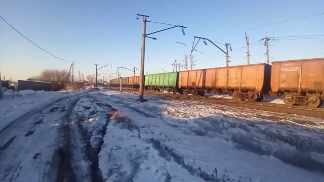 Электровоз 3ЭС5К-207 "Ермак" с грузовым поездом морозным вечером на Транссибе. смотреть онлайн