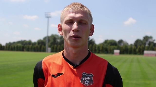 Полузащитник Футбольного клуба "Урал" Андрей Егорычев читает Бродского смотреть онлайн