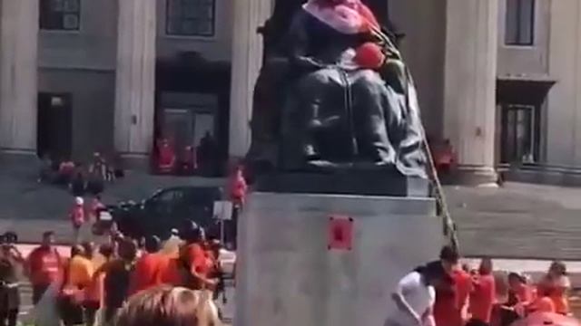 В Канаде протестующие снесли статую британской королевы Елизаветы II смотреть онлайн