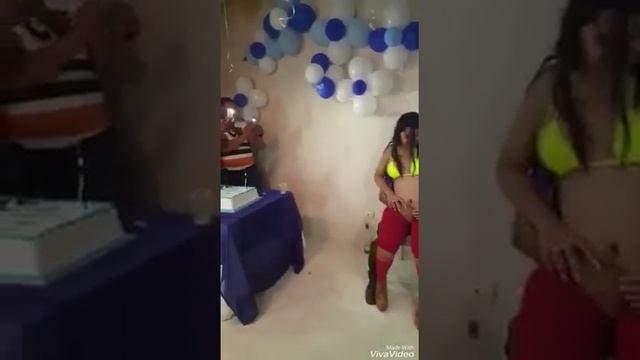 90 years old guy get is first lop dance from a stripper People and blog смотреть онлайн