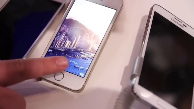 Galaxy S5 против iPhone 5s (на русском) смотреть онлайн