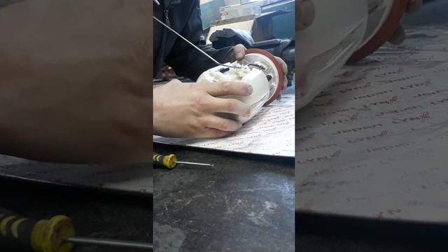 Замена топливного фильтра Mazda 6 не удалось ждём топливную сетку смотреть онлайн