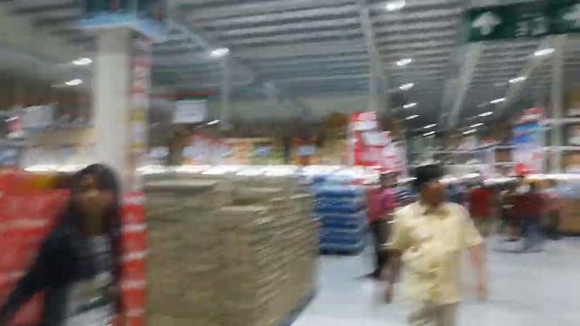 ផ្សារម៉ាក្រូ (macro Supermarket In Phnom Penh, Cambodia