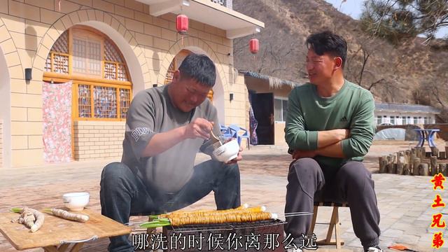 小波买来5斤猪大肠，兄弟俩捅上大葱上火烤，直接上手抓着吃简直辣眼睛【黄土兄弟】 смотреть онлайн
