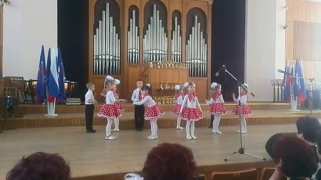 Смешные малыши поют веселую песню. Невозможно не улыбаться смотреть онлайн