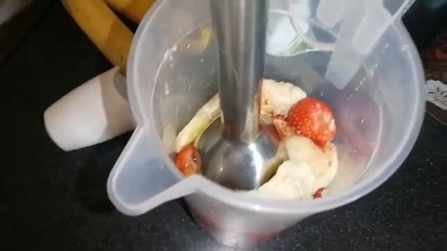 КОКТЕЙЛЬ ИЗ КЛУБНИКИ И БАНАНА/ЧТО БЫ ПОПИТЬ ЛЕТОМ? ? / ДЕЛАЕМ МОЛОЧНЫЙ КОКТЕЙЛЬ ?? смотреть онлайн