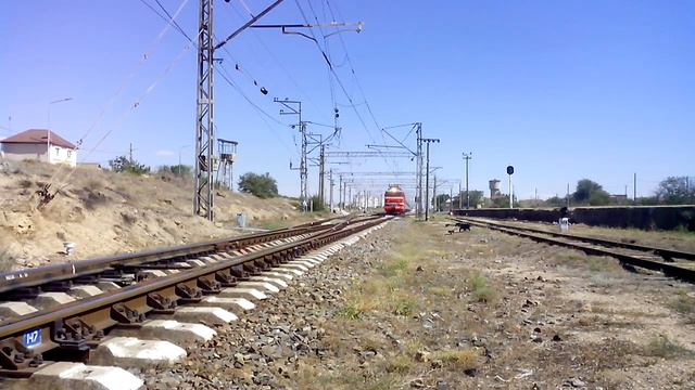 ВЛ10-1823 с поездом Москва-Евпатория следует по станции Евпатория-Товарная + приветливый помощник! смотреть онлайн