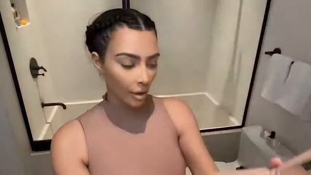 Мейкап Рутина Из Дома Используя Косметику KKW Beauty смотреть онлайн