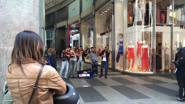 Уличные скрипачи в Милане