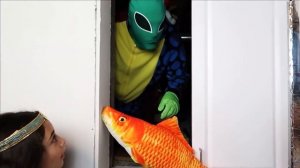 Игра в полицейского и пришелец - забавная история для детей | Хайди и Зидан