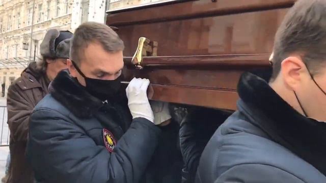 В Москве простились с актером Андреем Мягковым смотреть онлайн