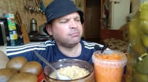 МУКБАНГ сырокопчёная колбаса и гороховая каша / MUKBANG raw smoked sausage and pea porridge