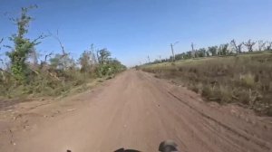 Российский штурмовик на мотоцикле несётся с песней.
