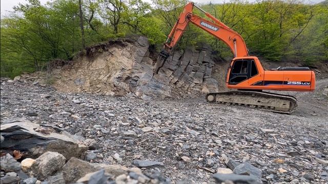 Работаем в горах, пробиваем дорогу, bulldozer,excavator, Doosan,punching a road in the mountains смотреть онлайн