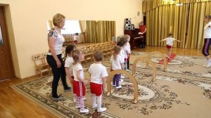 Физкультурное занятие в детском саду.