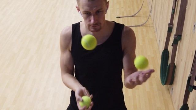 Обратный каскад 3 мяча - жонглирование в SLOW MO (3 Ball Reverse Cascade juggle) смотреть онлайн