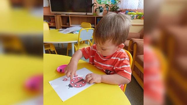 Лепка Крапинки для божьей коровки в группе Звездочки