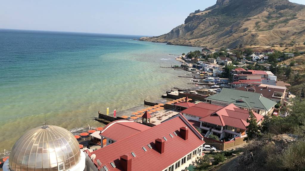 По Крыму пешком на Киловую гору Коктебеля смотреть стройку новой набережной и на коктебельский пляж смотреть онлайн