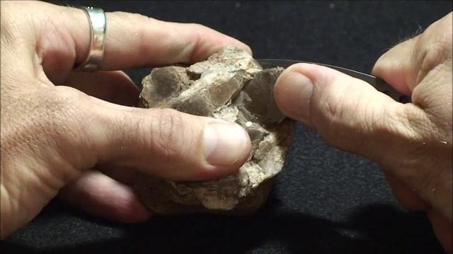 Demonstration of mineral cleavage using a muscovite mica crystal. смотреть онлайн