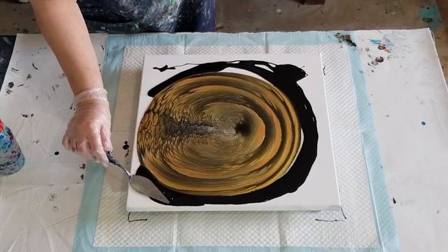 #574 'Golden Wings' Jiggle Pour In Gold, Black And White смотреть онлайн