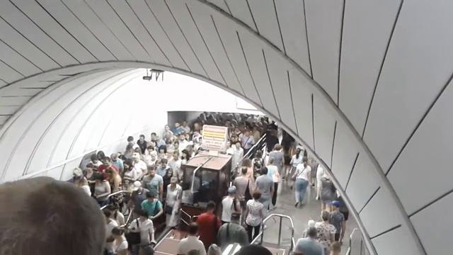 Йду на роботу...Ранок..Київ...В метро нескінченна хмара людей. смотреть онлайн