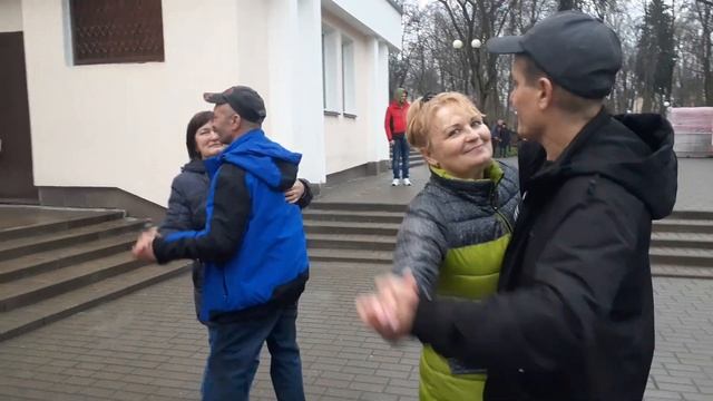 Дарите женщинам цветы ?. Юрий Удовик.В Гомельском парке. 02.04.2023. смотреть онлайн