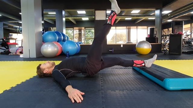 Подъем ноги лёжа на весу, работает задняя поверхность бедра