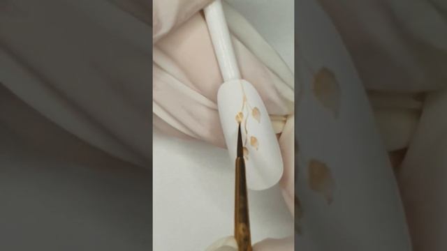 ??Акварель на ногтях ? Перламутровая веточка..