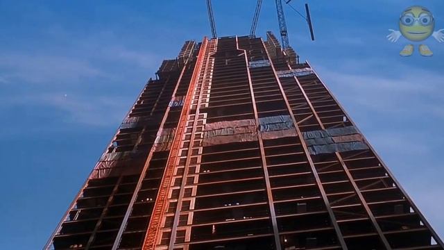 Младенец на прогулке. Удивительная стройка. смотреть онлайн