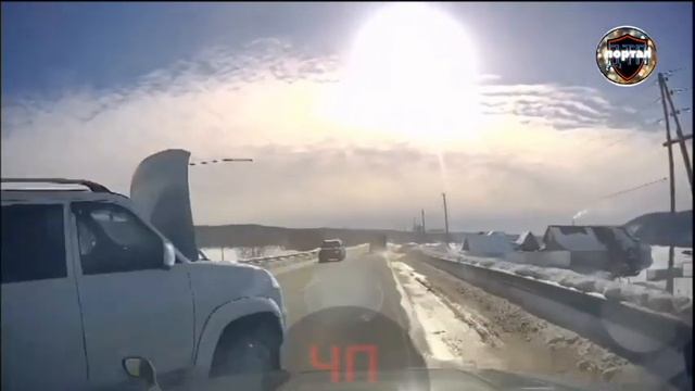 У «Патриота» на ходу открылся капот: случай на Сахалине смотреть онлайн