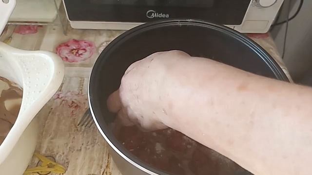 Шоколадный пирог со сливой в мультиварке