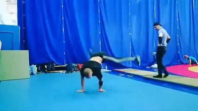 Школа современного танца NO FROM!!! Приглашает всех кто хочет танцевать брейк-данс.) Наш адрес на Д смотреть онлайн