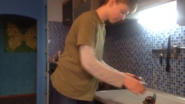 КАК ПРАВИЛЬНО НАРЕЗАТЬ КОЛБАСУ... смотреть онлайн