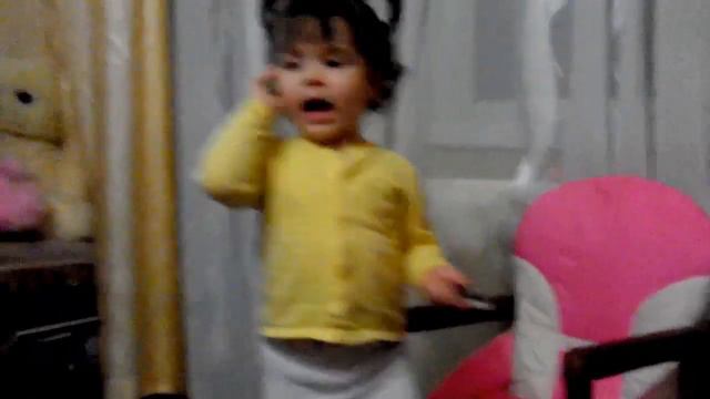 Ребенок разговаривает по телефону смотреть онлайн