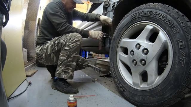 Замена петель передних дверей Toyota RAV4 SXA смотреть онлайн