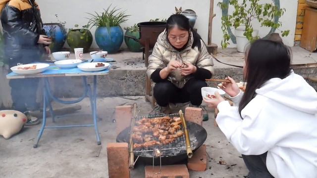 小丫今天吃炭火烤肉，肉片烤得滋滋冒油，蘸上辣椒面吃过瘾了！【渝小丫】