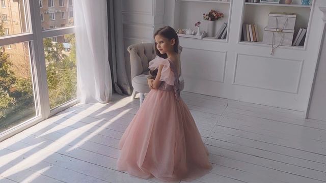 Фотосессия в нарядных платьях La Noval 😘 хотели ли бы стать моделью 🤔 смотреть онлайн