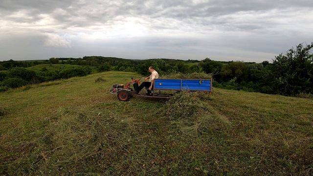 Уборка сена перед дождем. Связь с природой. Hay cleaning before rain. Connection with nature. смотреть онлайн