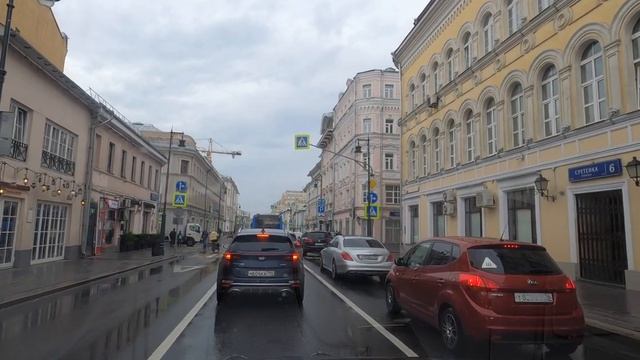 Driving in the rain through the streets of Moscow смотреть онлайн