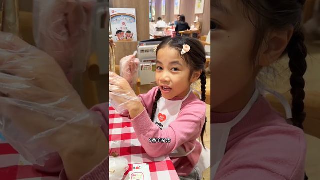 女儿只是想吃面，爸爸居然买来无数帝王蟹大龙虾，做豪华海鲜大餐！【东东一家】 смотреть онлайн