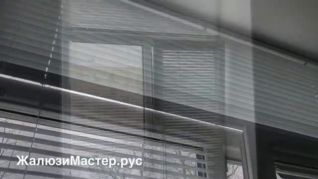 Горизонтальные белые жалюзи из алюминия на трёхстворчатый окно с фрамугой смотреть онлайн