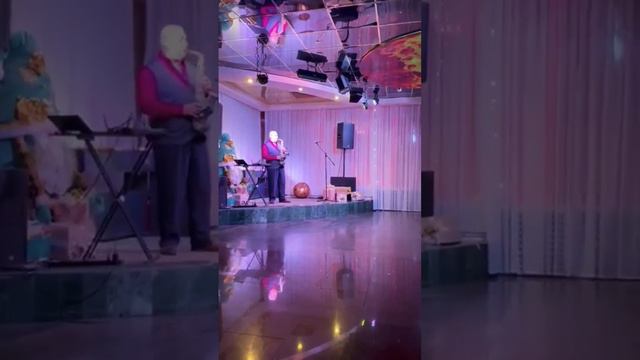 Вечерний саксофон в санатории Кисловодска. Кавказ. смотреть онлайн