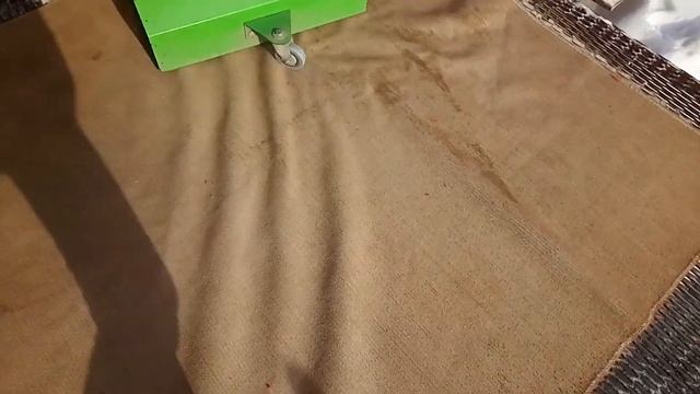 Выбивание пыли из ковра. смотреть онлайн